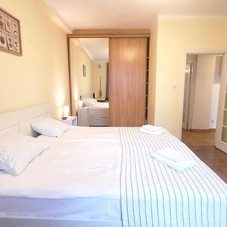Happy Life - Apartment Next To Metro Station Warsawa Bagian luar foto